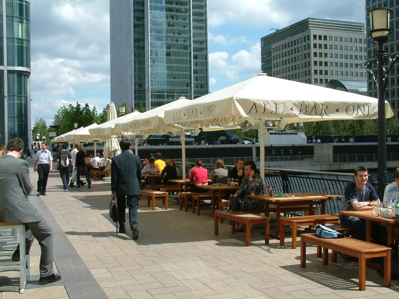 Creating Comfortable and Stylish Outdoor Dining Spaces for Guests Year Round